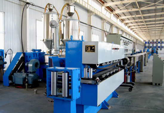 China Plastic extruders for extruding PVC, PE or XLPE insulating layer onto wires and cables supplier